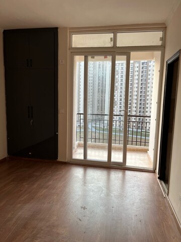 Room in 3 BHK Apartment at Amrapali Golf Homes, Sector 4 Greater Noida – for Rent
