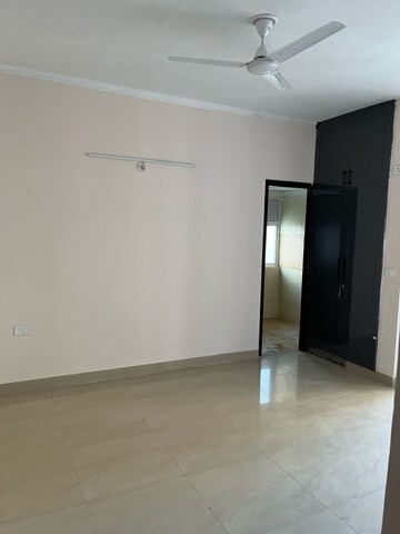 Room in 3 BHK Apartment at Amrapali Golf Homes, Sector 4 Greater Noida – for Rent