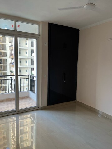 Room in 3 BHK Apartment at Amrapali Golf Homes, Sector 4 Greater Noida – for Rent