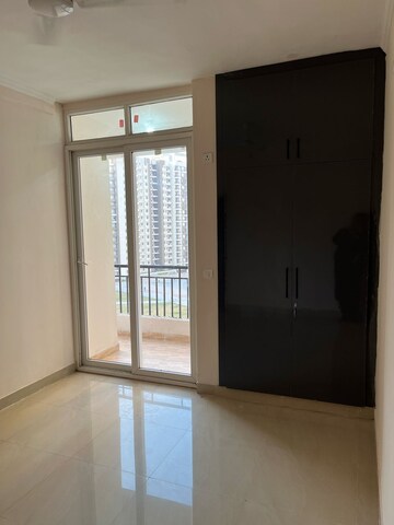 Room in 3 BHK Apartment at Amrapali Golf Homes, Sector 4 Greater Noida – for Rent