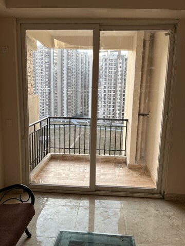 Room in 3 BHK Apartment at Amrapali Golf Homes, Sector 4 Greater Noida – for Rent