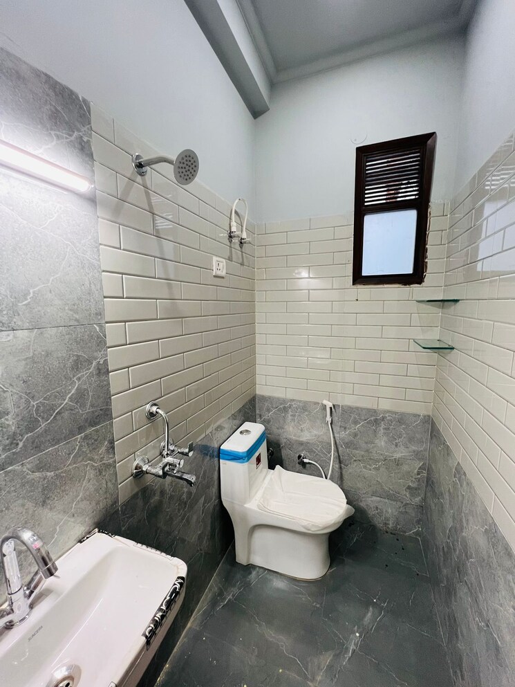 Bathroom, aya nagar 3 Bedroom 850 Sq.Ft. Builder Floor In Aya Nagar Delhi 8351674