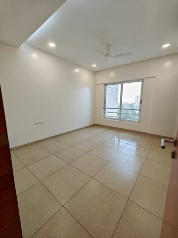 Room in 5 BHK Apartment at Kumar Parc Residences, Hadapsar – for Sale
