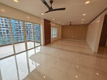 Room in 5 BHK Apartment at Kumar Parc Residences, Hadapsar – for Sale