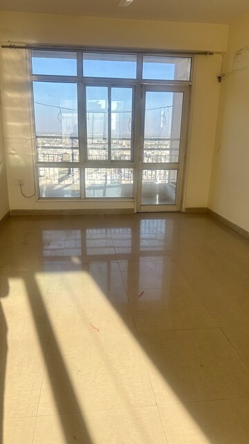 Room in 3 BHK Apartment at Omaxe Hills, Sector 43 – for Rent