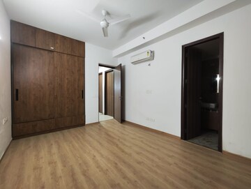 Room in 3.5 BHK Apartment at Capital Residency 360, Sector 70a – for Rent