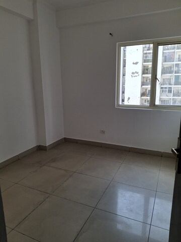 Room in 2 BHK Apartment at Panchsheel Greens, Sector 16 Greater Noida – for Rent