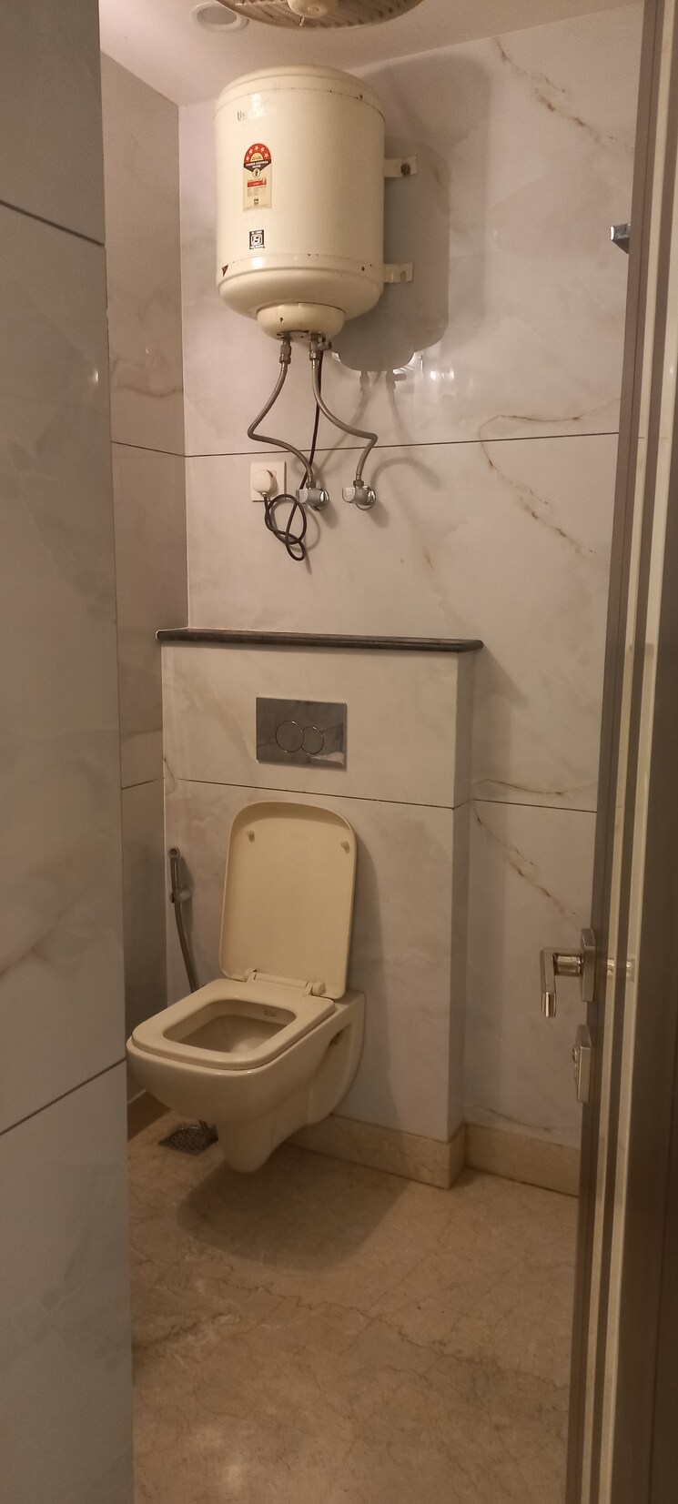 Bathroom, safdarjung enclave 3 Bedroom 1350 Sq.Ft. Builder Floor In Safdarjung Enclave Delhi 8352656