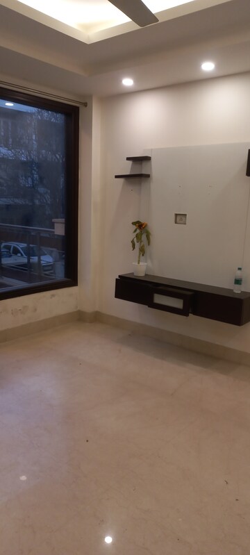 Furnished Amenities in 3 BHK Builder Floor at Safdarjang Enclave – for Rent