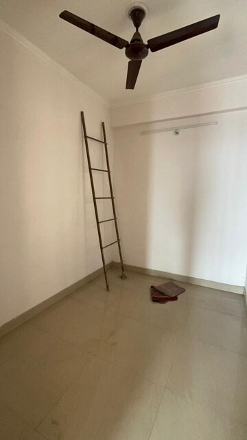 Room in 2.5 BHK Apartment at Amrapali Leisure Park, Amrapali Leisure Valley – for Rent