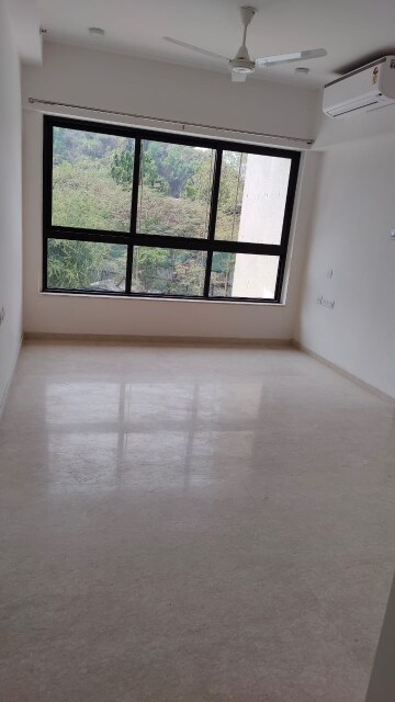 Room in 2 BHK Apartment at Shapoorji Pallonji Vicinia, Powai – for Rent