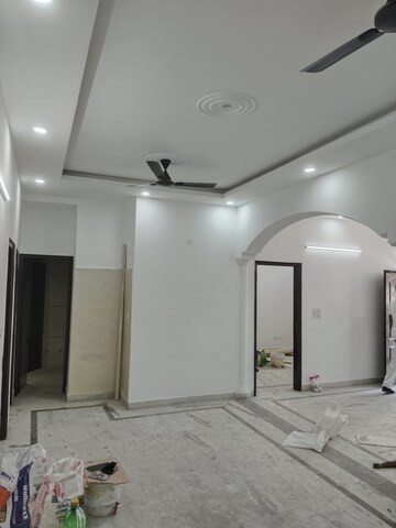 Building Lobby in 3 BHK Builder Floor at Sector 43 – for Rent