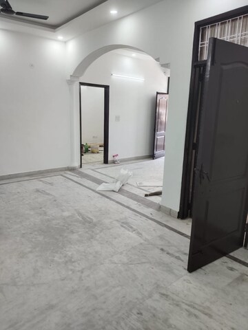 Building Lobby in 3 BHK Builder Floor at Sector 43 – for Rent
