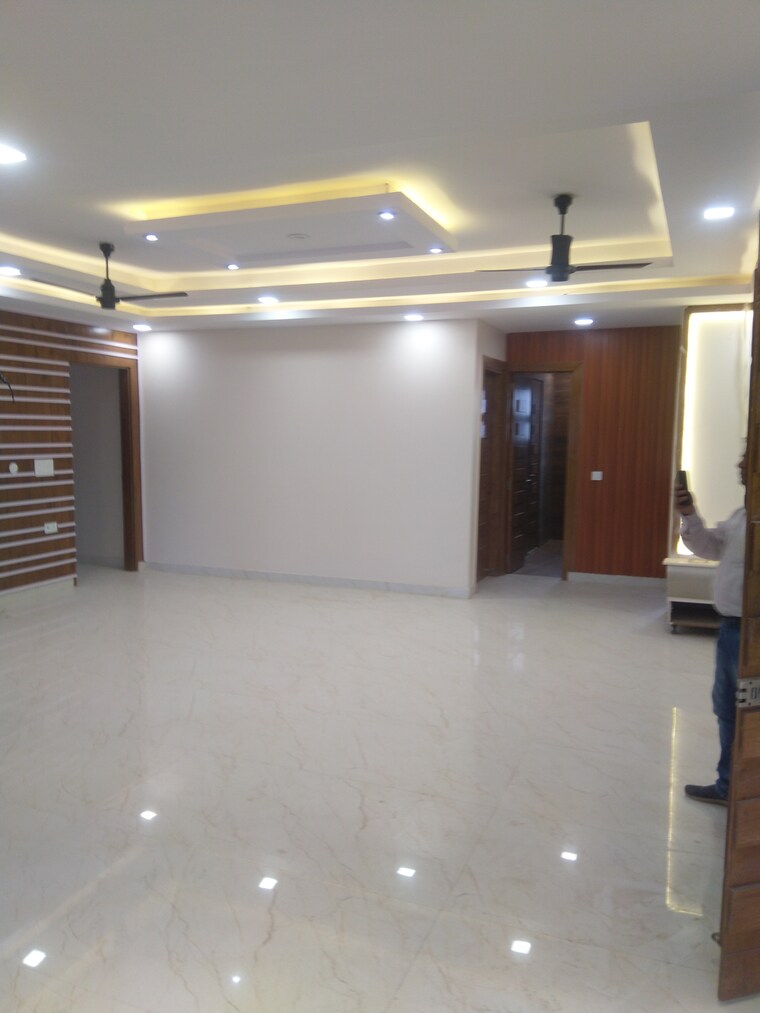 Room, sector 43 3 Bedroom 200 Sq.Yd. Builder Floor In Sector 43 Faridabad 8353130