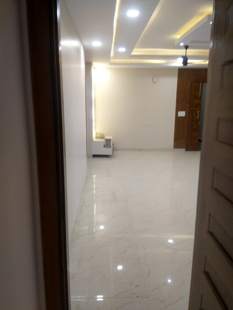 Room, sector 43 3 Bedroom 200 Sq.Yd. Builder Floor In Sector 43 Faridabad 8353130