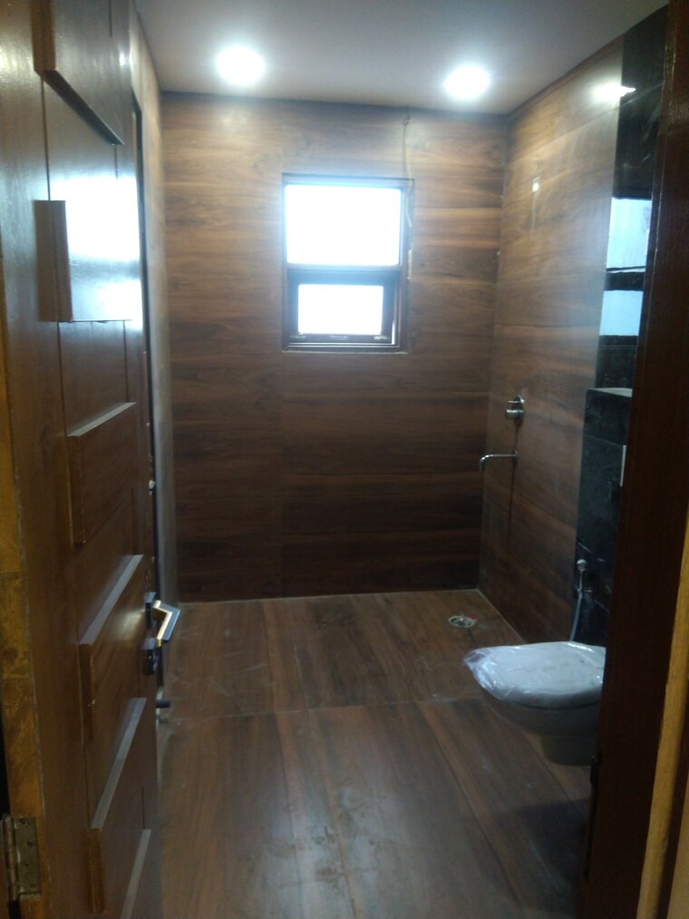 Bathroom, sector 43 3 Bedroom 200 Sq.Yd. Builder Floor In Sector 43 Faridabad 8353130