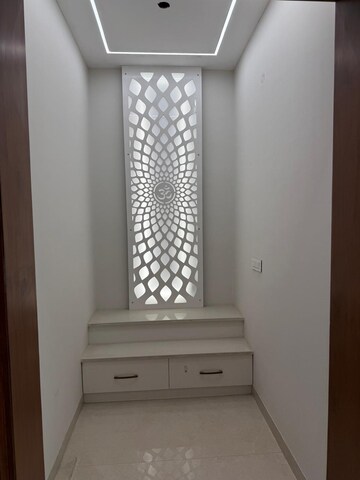 Room in 6 BHK Independent House at Patiala Road – for Sale