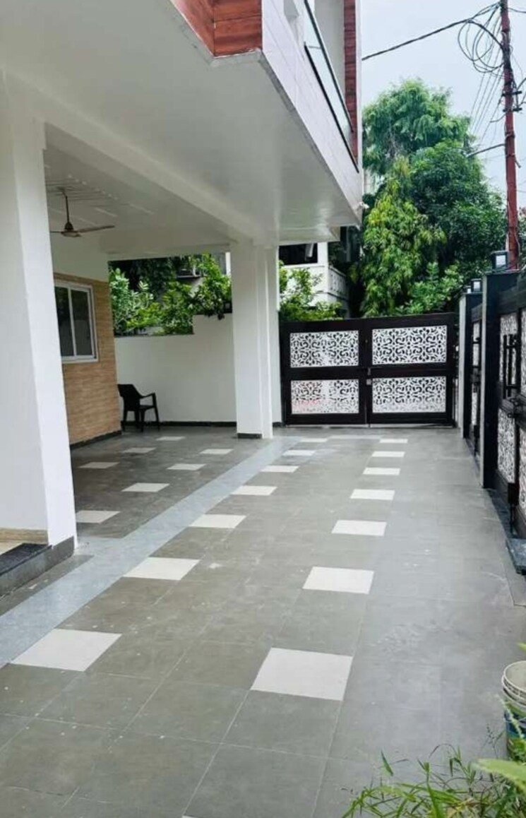  Parking, gomti nagar 5 Bedroom 8500 Sq.Ft. Villa In Gomti Nagar Lucknow 8353367