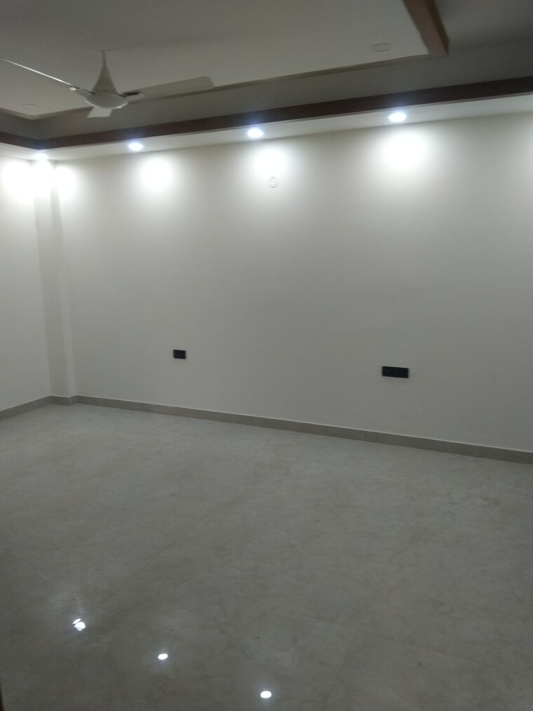 Room, sector 43 3 Bedroom 250 Sq.Yd. Builder Floor In Sector 43 Faridabad 8353390