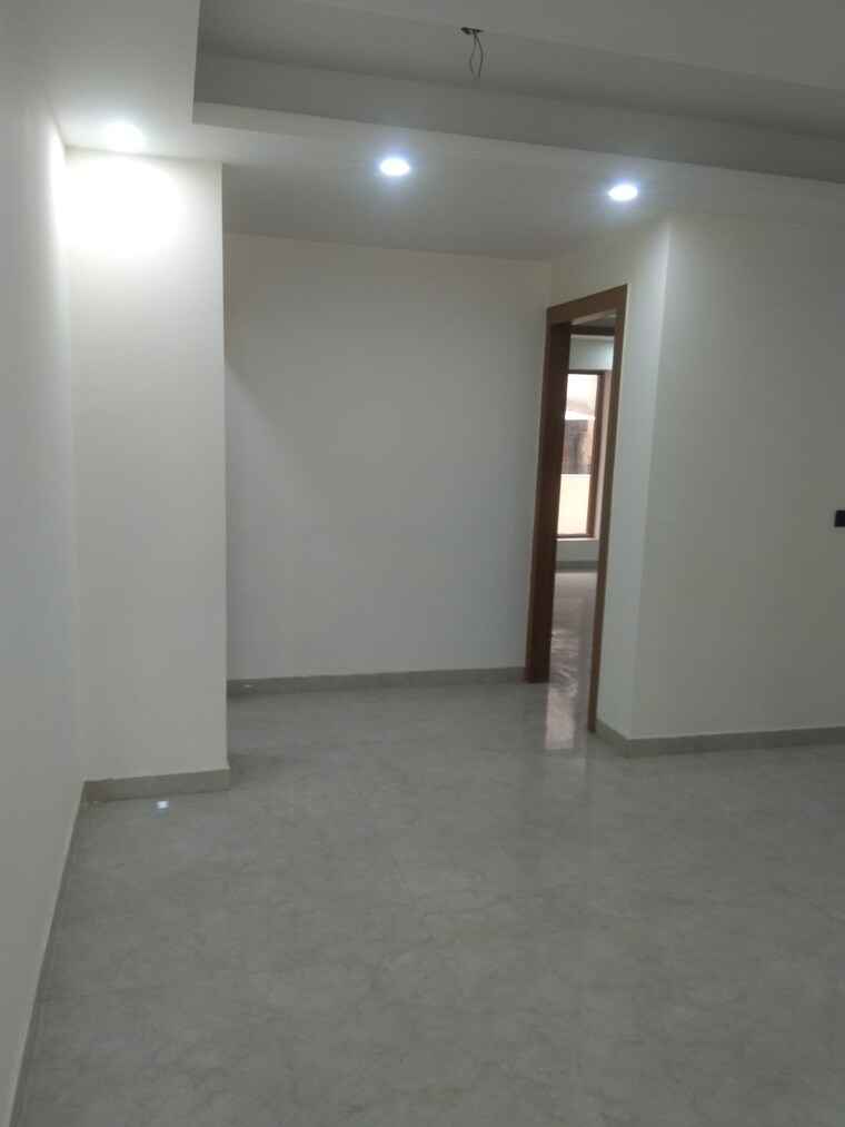 Room, sector 43 3 Bedroom 250 Sq.Yd. Builder Floor In Sector 43 Faridabad 8353390