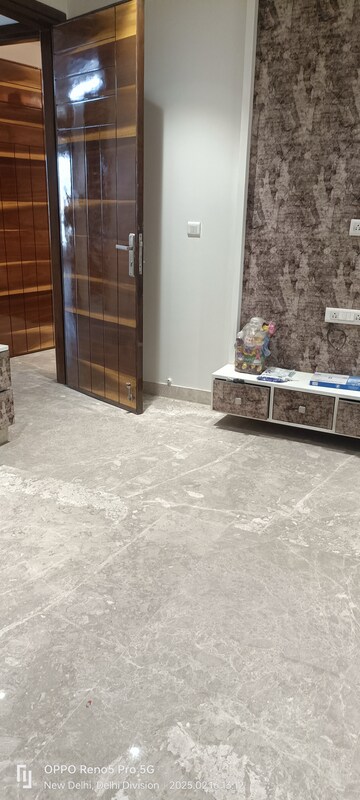 Room in 3 BHK Builder Floor at Janakpuri – for Sale