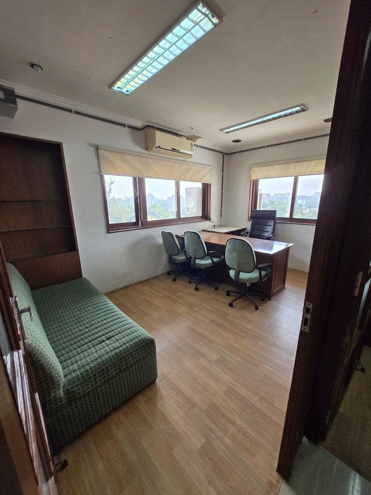  Parking, race course Commercial Office Space 2200 Sq.Ft. In Race Course Vadodara 8353876