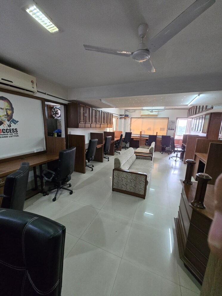 Team Area, race course Commercial Office Space 2200 Sq.Ft. In Race Course Vadodara 8353876