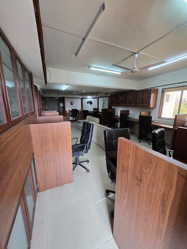 Team Area, race course Commercial Office Space 2200 Sq.Ft. In Race Course Vadodara 8353876