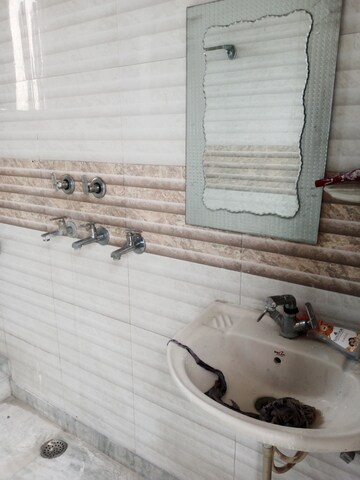 Bathroom in 1 BHK Builder Floor at Sector 7 – for Rent
