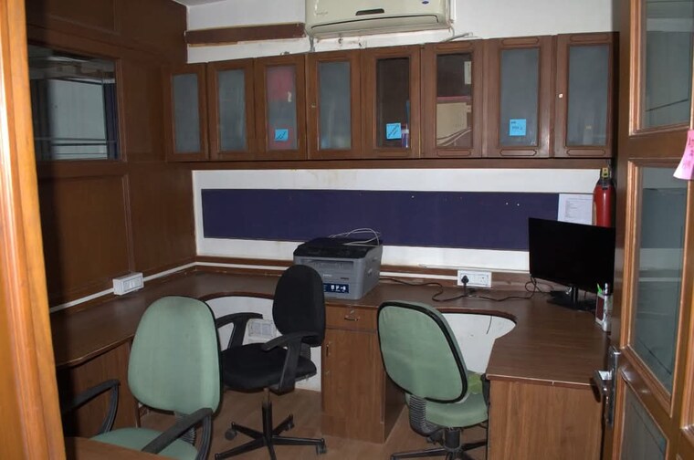 Team Area, race course circle Commercial Office Space 2200 Sq.Ft. In Race Course Circle Vadodara 8353962