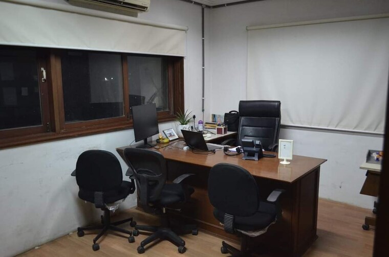 Team Area, race course circle Commercial Office Space 2200 Sq.Ft. In Race Course Circle Vadodara 8353962