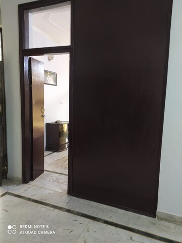 Room in 3 BHK Builder Floor at Sector 39 – for Rent