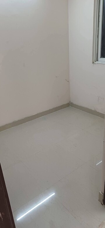 Room in 2.5 BHK Apartment at Amrapali Golf Homes, Sector 4, Greater Noida – for Rent