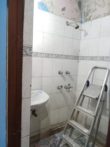 Bathroom in 1.5 BHK Builder Floor at Arjun Nagar – for Rent
