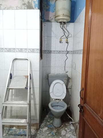 Bathroom in 1.5 BHK Builder Floor at Arjun Nagar – for Rent