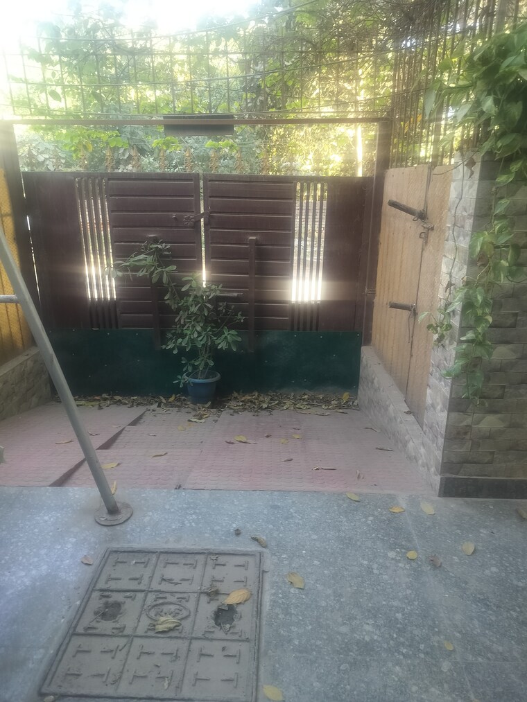  Parking, palam-vihar-residents-association 3.5 Bedroom 1500 Sq.Ft. Builder Floor In Palam Vihar Gurgaon 8354180