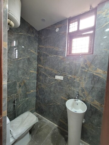 Bathroom in 2 BHK Apartment at Amar Colony – for Rent