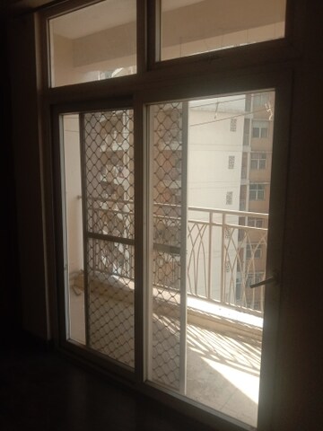 Room in 2 BHK Apartment at Mahagun Mywoods, Sector 16c Greater Noida – for Rent