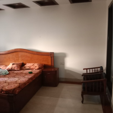 Furnished Amenities in 3 BHK Builder Floor at Pamposh Enclave – for Rent