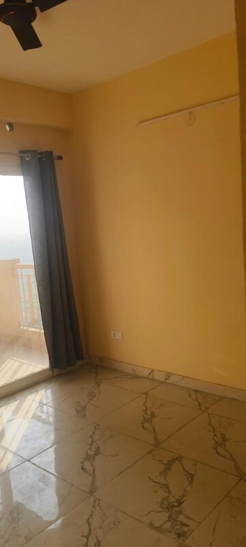Room in 3 BHK Apartment at Prateek Grand City, Siddharth Vihar – for Rent