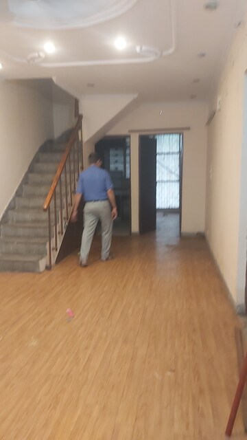 Furnished Amenities in 3.5 BHK Apartment at Mayur Vihar – for Rent
