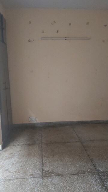 Room in 3.5 BHK Apartment at Mayur Vihar – for Rent