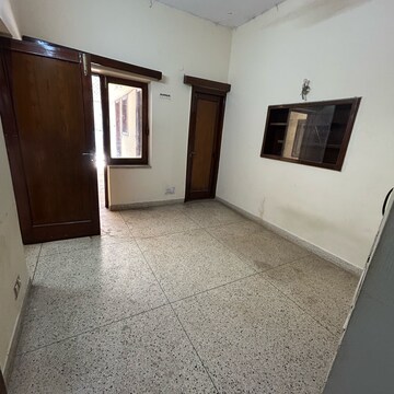 Room in 2 BHK Builder Floor at South Extension ii – for Rent