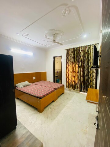 Bedroom in 3 BHK Builder Floor at Sector 46 – for Rent