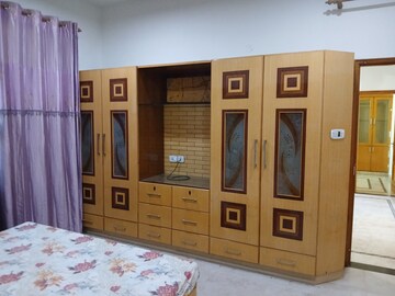 Room in 5 BHK Builder Floor at Sector 14 – for Rent