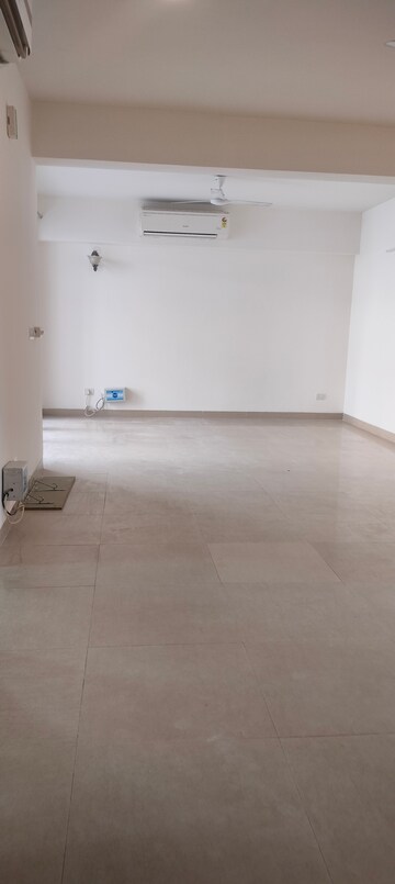 Room in 3 BHK Apartment at Emaar Emerald Floors Premier, Sector 65 – for Rent
