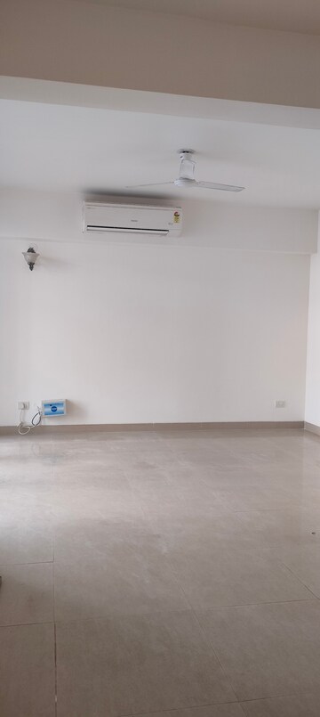 Room in 3 BHK Apartment at Emaar Emerald Floors Premier, Sector 65 – for Rent