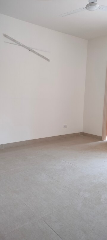 Room in 3 BHK Apartment at Emaar Emerald Floors Premier, Sector 65 – for Rent