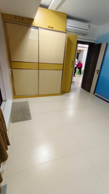 Room in 2 BHK Apartment at Lodha Amara, Kolshet Road – for Rent