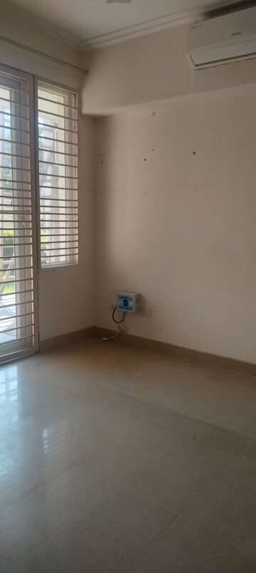 Room in 4 BHK Apartment at Emaar Emerald Floors Premier, Sector 65 – for Rent